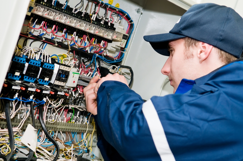 Électricien bricolant un tableau électrique