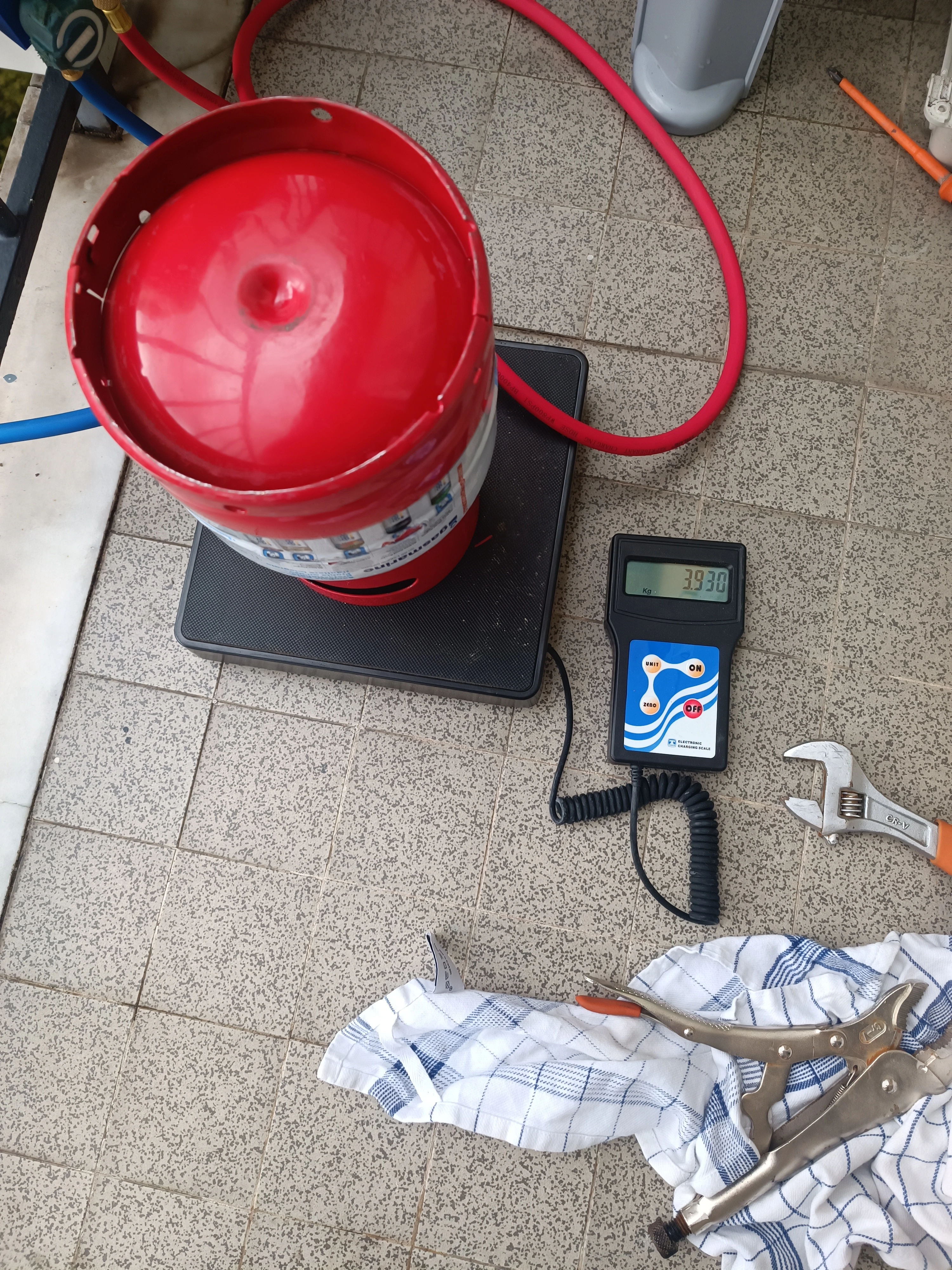 Refrigerant recharge for air conditioning in Nice Old Nice - Gas bottle on scale