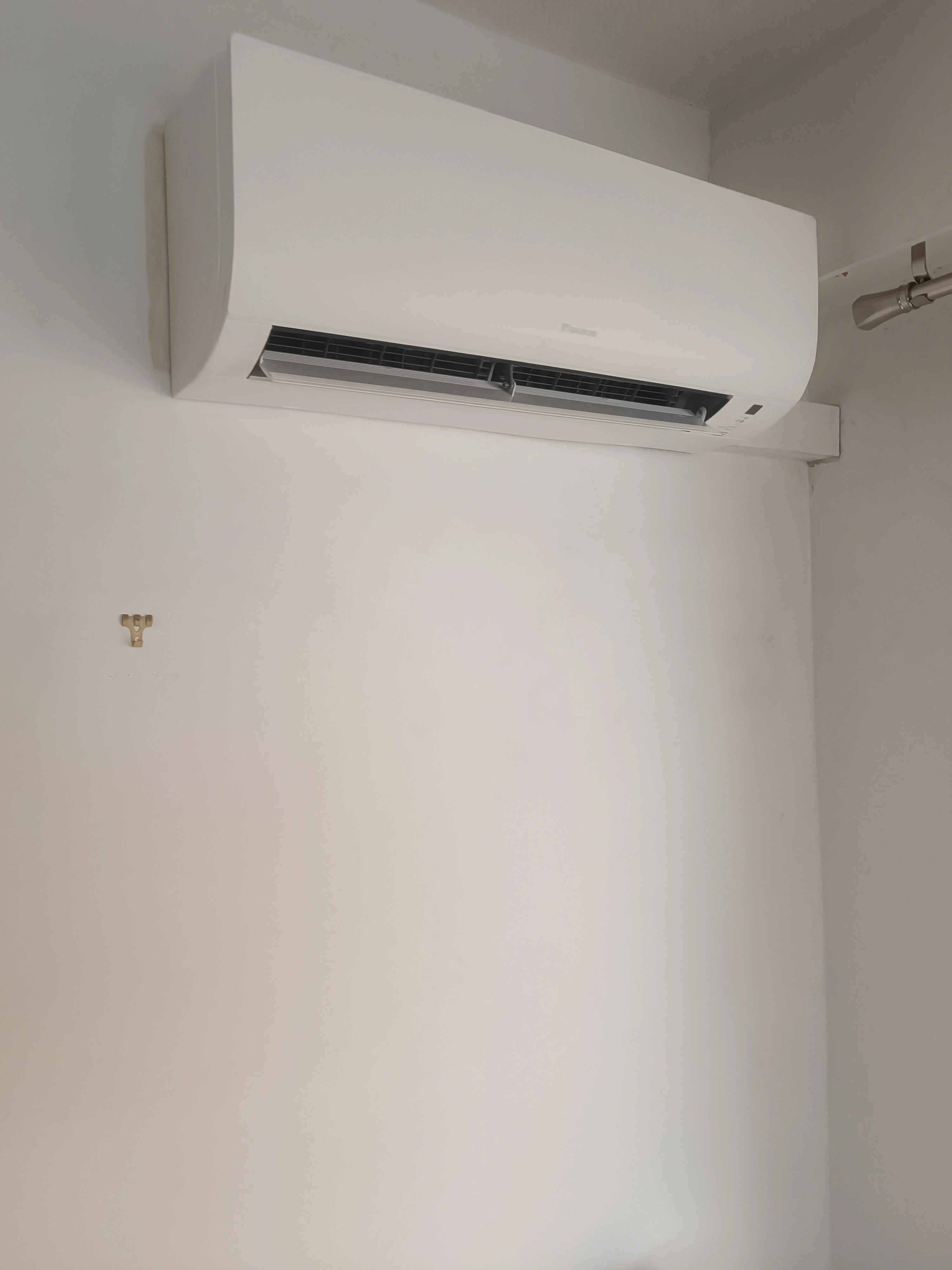 Daikin wall-mounted air conditioning installation in Nice Musiciens - White indoor unit