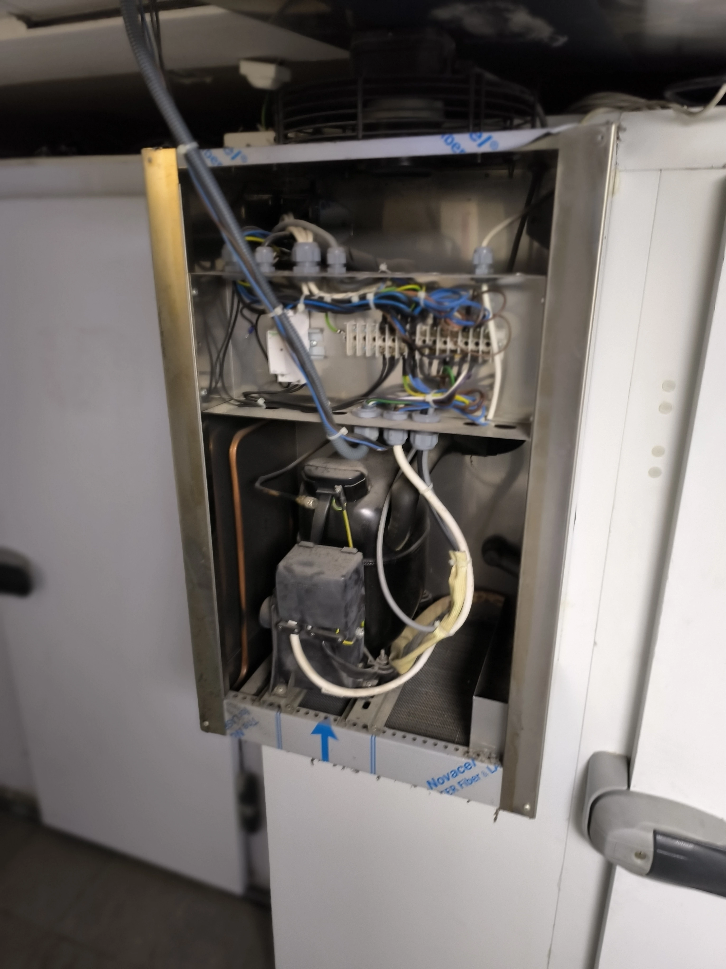 Internal components of refrigeration system under repair in Nice Centre - Refrigeration Technician Chikhaoui Services Depannage