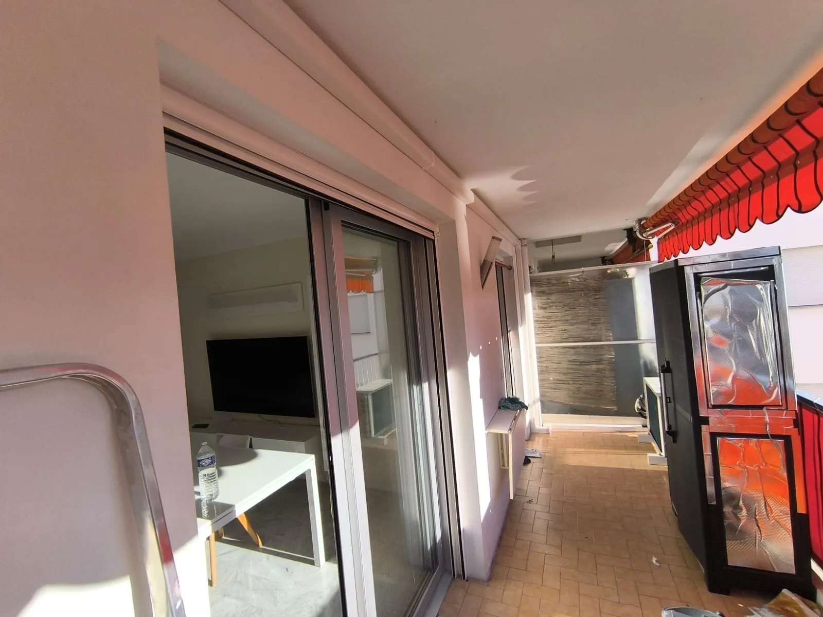 Balcony fitted with discreet air conditioning in Nice East - Chikhaoui Services Depannage