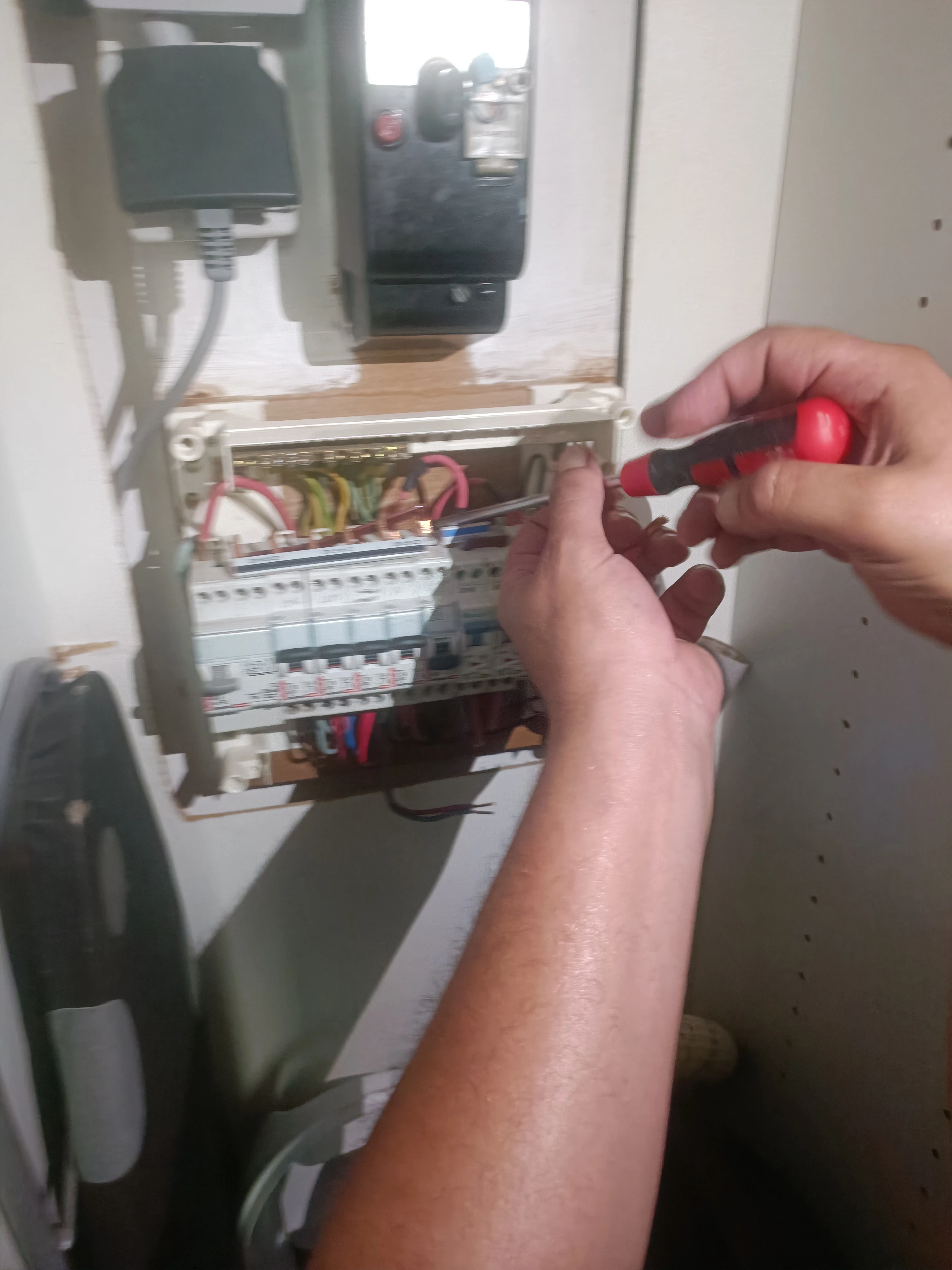 Electrician intervention in Nice Fabron on electrical panel - Chikhaoui Services Depannage