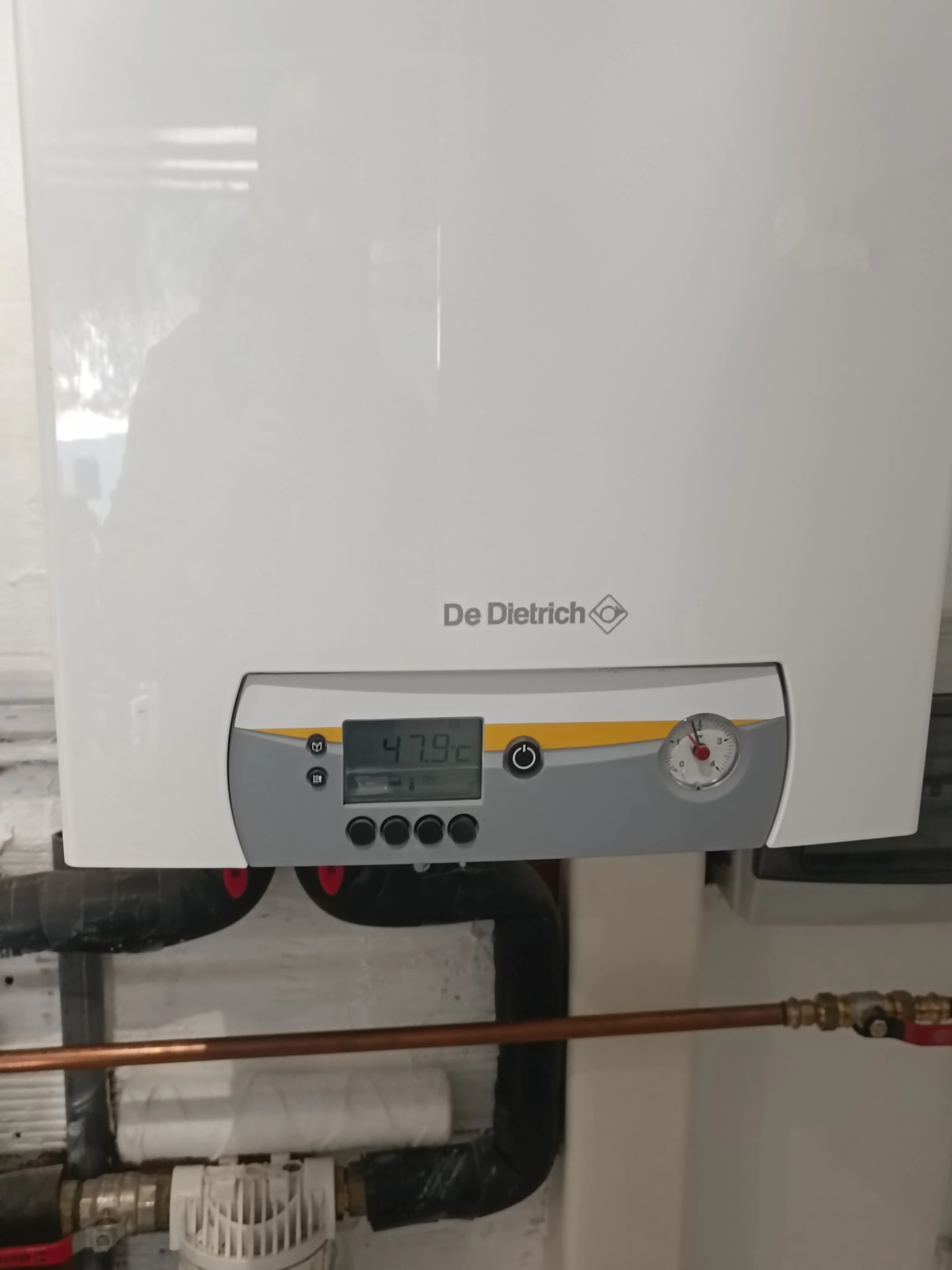 De Dietrich gas wall-mounted boiler in operation in Nice Pasteur - Heating engineer service