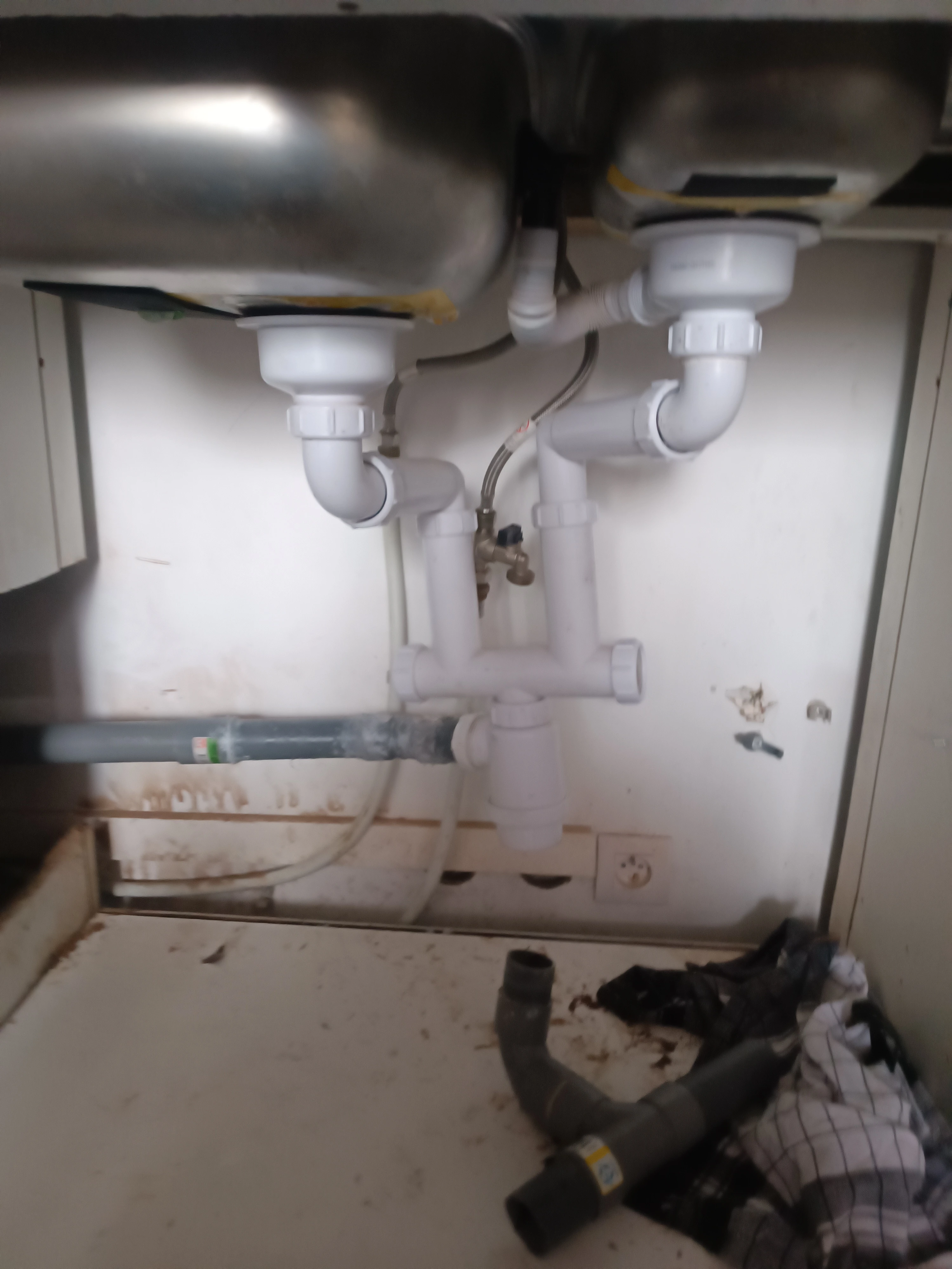Plumbing installation under double sink in Nice North - Connection and siphon