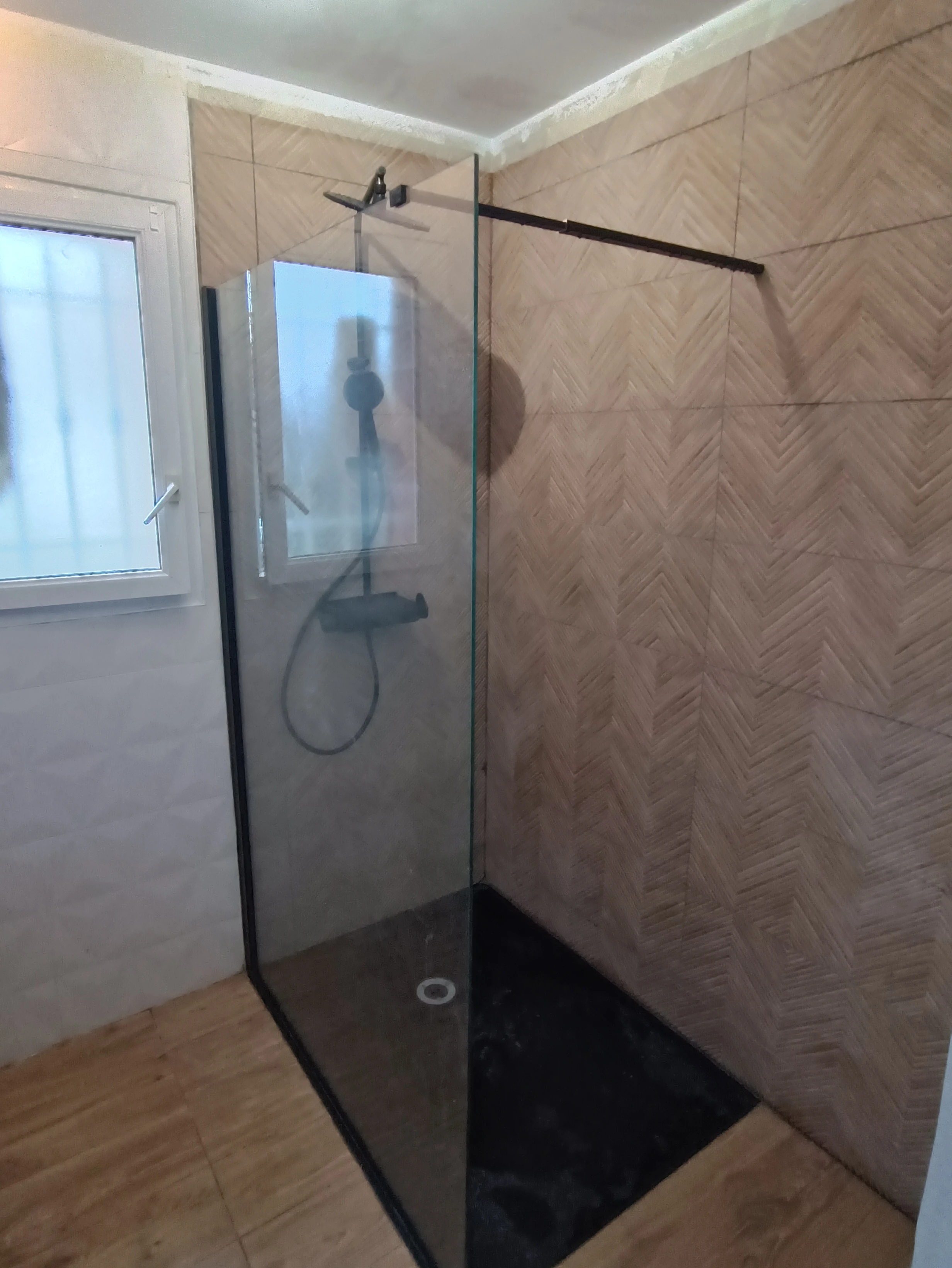 Installation of walk-in shower with glass screen in Nice Cimiez - Plumber Chikhaoui Services Depannage