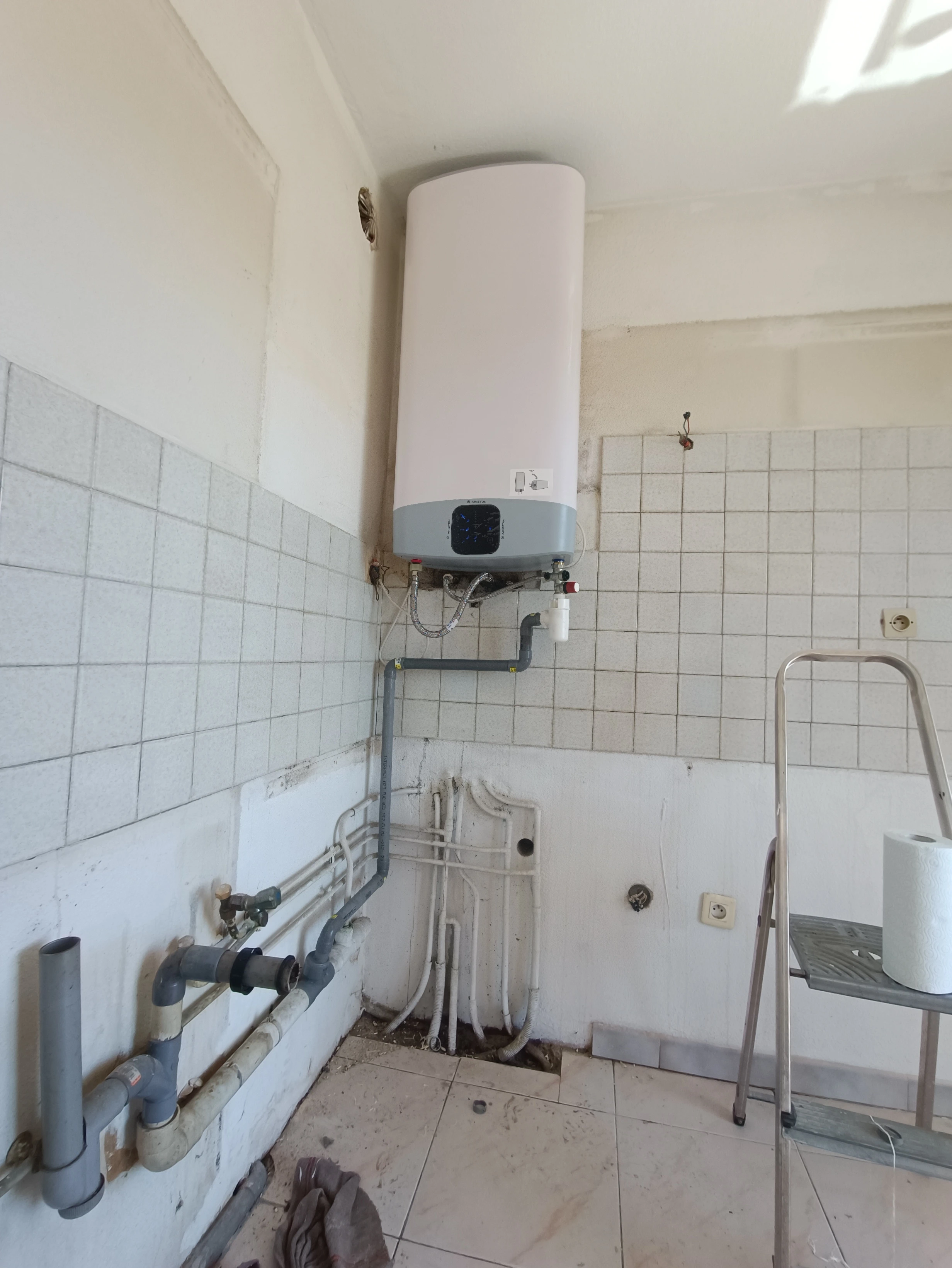 Installation of electric water heater and plumbing piping in Nice Gairaut