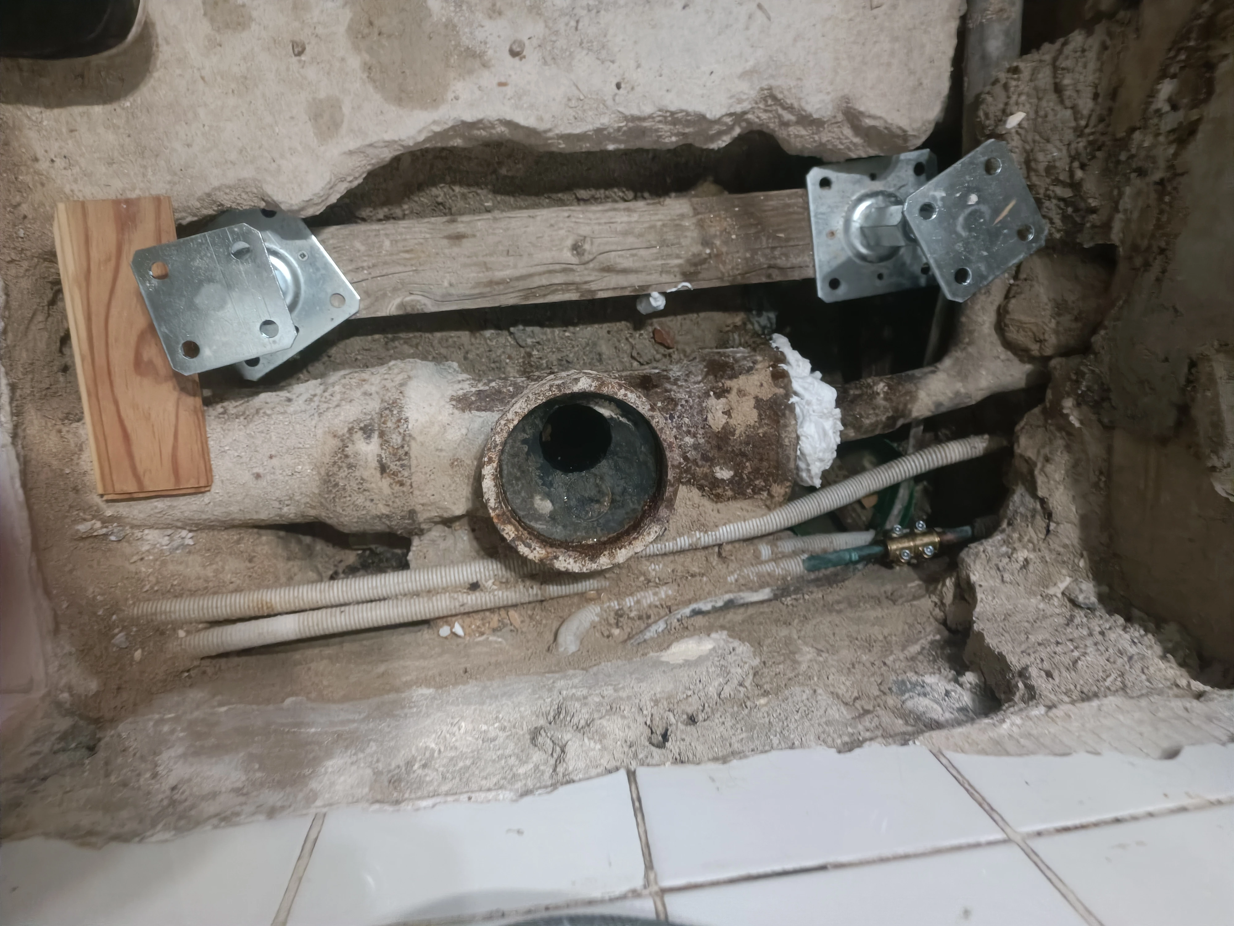 In-depth plumbing renovation in Nice East - Old pipes
