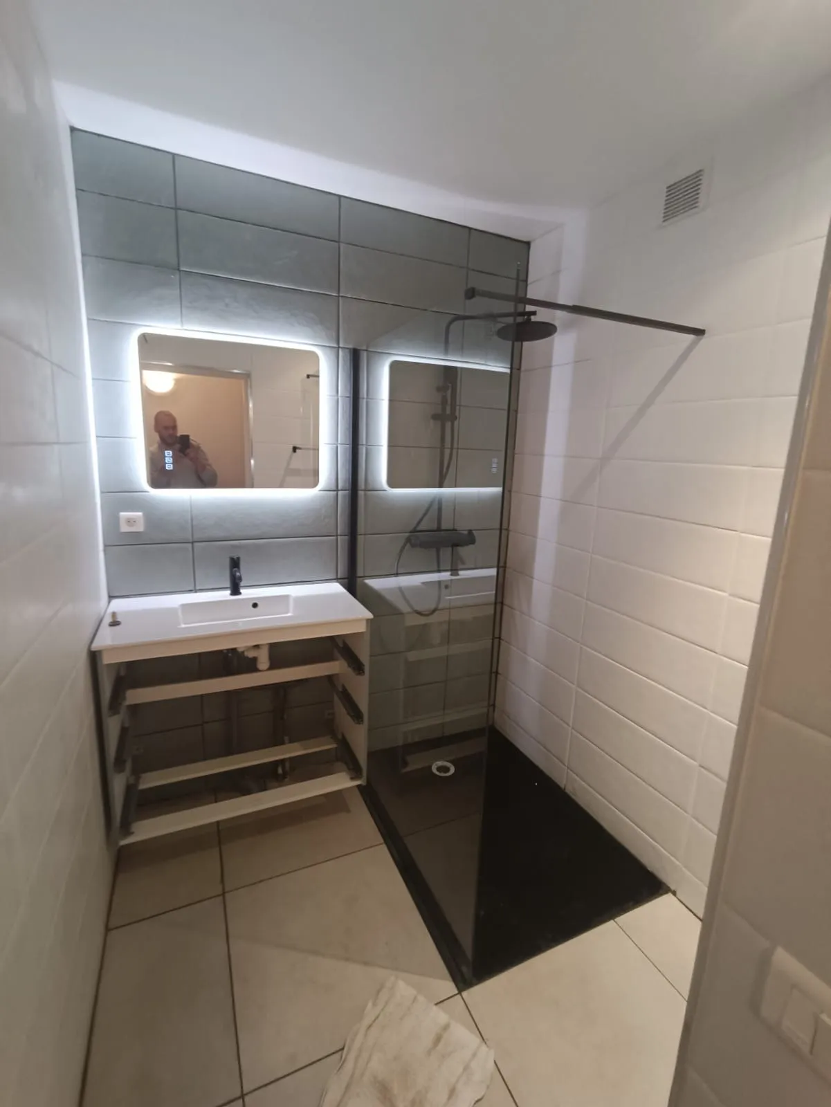 Narrow and modern shower room with walk-in shower in Nice Mont Boron