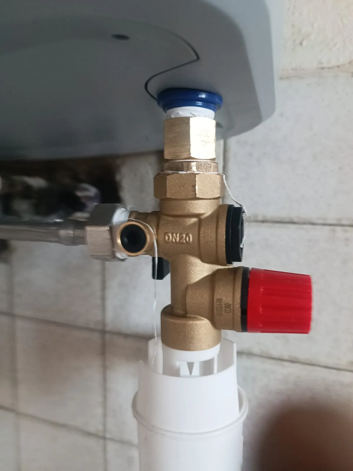 Installation of safety group on water heater in Nice Fabron - Plumber Chikhaoui Services Depannage