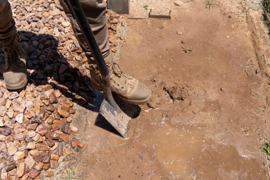 Plombier creusant pour trouver une fuite